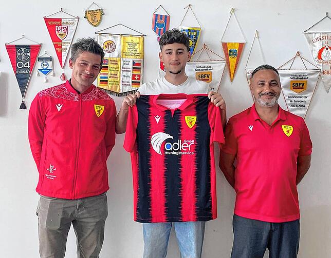 Talent: Stephan Leipert (links) und Joachims Sperker (rechts) freuen sich über Saner Öz, der vom FC Wehr zum Landesligisten FSV ...