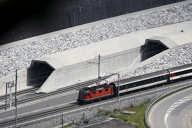 Ein Zug passiert den Nordeingang des neuen Gotthard Basistunnels. Der Gotthard Basistunnel ist der längste Zugtunnel der Erde mit einer ...