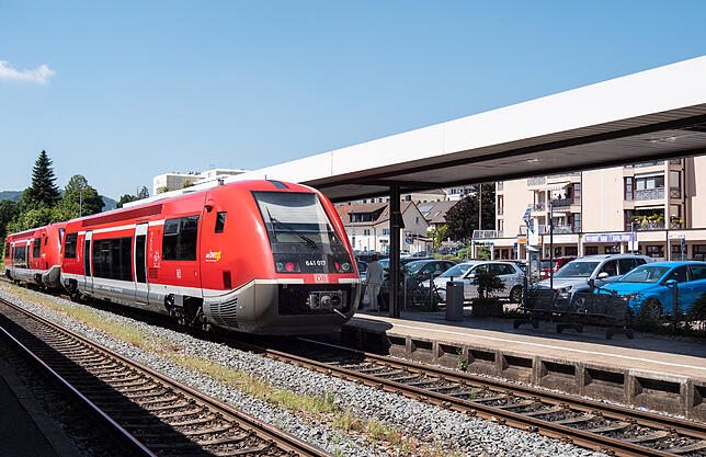 Der heutige Dieselzug Nr. 641017 aus Richtung Basel auf Gleis 2.