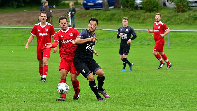 Tor des Tages: Imad Kassem Saad (rechts, gegen Axel WIlms) entschied mit seinem Sonntagschuss in den Winkel die maue Partie gegen den FC ...