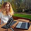 Sandra Narr, Lehrerin am BZM-Gymnasium, bereitet auf ihrem Balkon die Aufgaben für ihre Schüler vor. Sie findet es ganz wichtig, dass ...