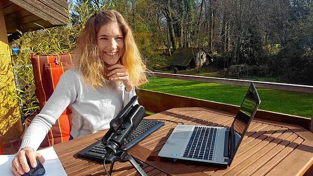 Sandra Narr, Lehrerin am BZM-Gymnasium, bereitet auf ihrem Balkon die Aufgaben für ihre Schüler vor. Sie findet es ganz wichtig, dass ...