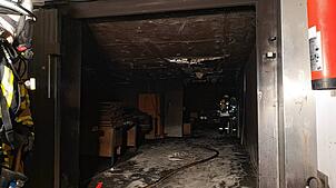 Die Brandschutztüre hat eine Ausbreitung des Feuers und damit einen Großbrand verhindert.