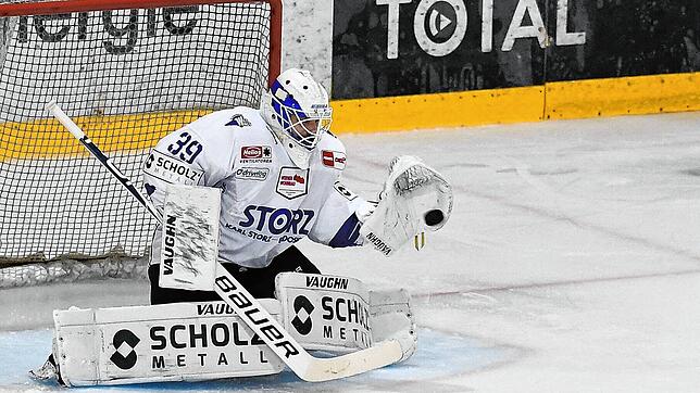 Premiere: Erstmals steht Schwenningens Backup, Marvin Cüpper, bei einem Punktspiel zwischen den Pfosten. Er soll mit guten Paraden den ...