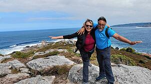 Die Eheleute Ulrike und Mario Castagna am Ziel des Camino Francés am &bdquo;Ende der Welt&ldquo; am Cap Finisterre.