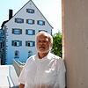 Dieter Toder vor der Brücke ins Schloss: In seiner Amtszeit ist das historische Gebäude saniert worden und die Schulleitung ist auf ...