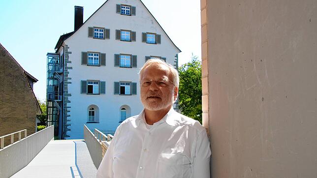 Dieter Toder vor der Brücke ins Schloss: In seiner Amtszeit ist das historische Gebäude saniert worden und die Schulleitung ist auf ...