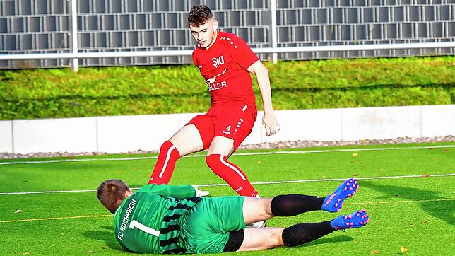 Pokalsieg: Nico Schaaf (hier auf dem Archivbild im roten Trikot) traf beim 6:0-Kantersieg des SV Jestetten gegen den SC Haagen kurz nach ...