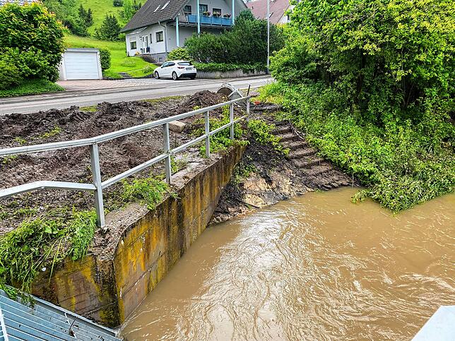 Nach dem Hochwasser in VS-Mühlhausen laufen am Montagvormittag die Aufräumarbeiten. Nach den Überschwemmungen am Vortag bleiben ...