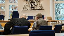 Der Angeklagte (rechts) und sein Verteidiger im Gespräch. Nun ist das Urteil gegen den 58-Jährigen gefallen.