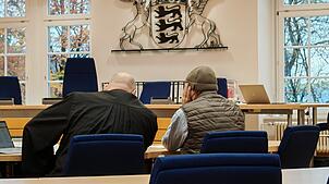 Der Angeklagte (rechts) und sein Verteidiger im Gespräch. Nun ist das Urteil gegen den 58-Jährigen gefallen.