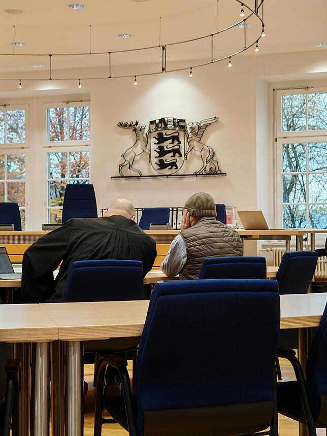 Der Angeklagte (rechts) und sein Verteidiger im Gespräch. Nun ist das Urteil gegen den 58-Jährigen gefallen.