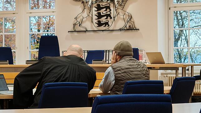 Der Angeklagte (rechts) und sein Verteidiger im Gespräch. Nun ist das Urteil gegen den 58-Jährigen gefallen.
