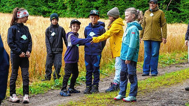 Beim Borkenkäferspiel spielten zwei Kinder am Anfang den Borkenkäfer, wie hier Tiago und Martha. Sie umschließen Lio (Mitte), der eine ...