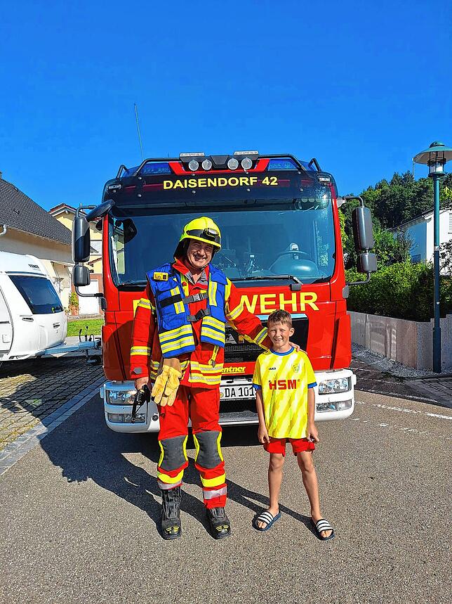 Feuerwehrmann Andreas Peukert ist stolz auf den achtjährigen Elias Willibald.