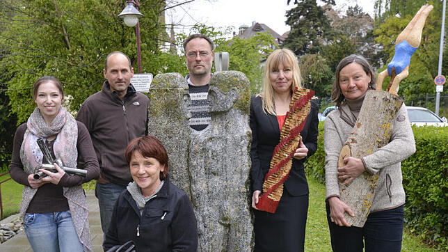 Sind schon gut eingestimmt auf das zweite Bildhauersymposium auf der Mettnau: Carina Gorray (Kulturbüro Stadt Radolfzell), Ulrich ...