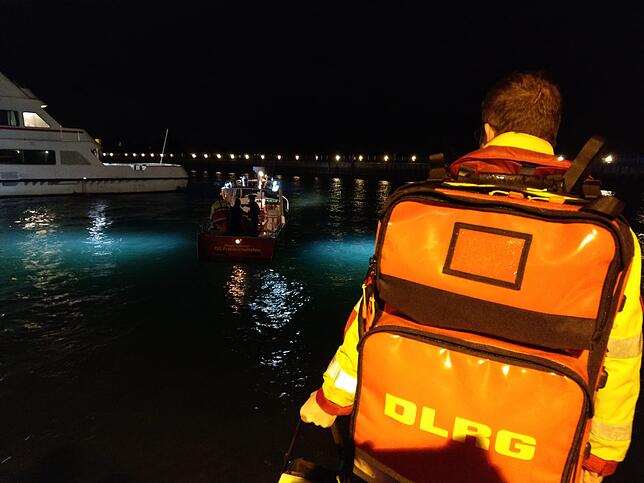 Zwei Rettungsschwimmer der Friedrichshafener DLRG-Ortsgruppe retteten am Freitagabend eine 52-jährige Frau, die ins Wasser gestürzt war.