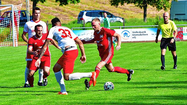 Nicht zu bremsen: Artur Kirschmann (rechts) trumpfte gegen Steffen Hönig und den FC RW Weilheim auf und traf drei Mal für den SV ...