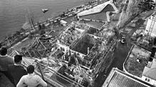 Männer betrachten am 5.12.1971 das zerstörte Casino von Montreux. In der Nacht zuvor war ein Feuer ausgebrochen.