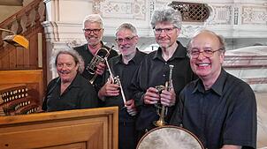 Nach dem Konzert in der Abteikirche St. Martin in Beuron zeigen sich auch die Musiker glücklich (von links): Domorganist Johannes Mayr, ...