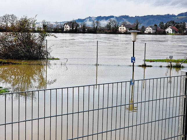 Der Rhein führt Hochwasser. Hier ein Bild von Mittwochmorgen aus Waldshut.