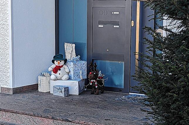 Die Idylle trügt: Geschenke, Lichterkette, Plüsch-Schneemann am Eingang des Hauses, in dem drei Leichen gefunden wurden.