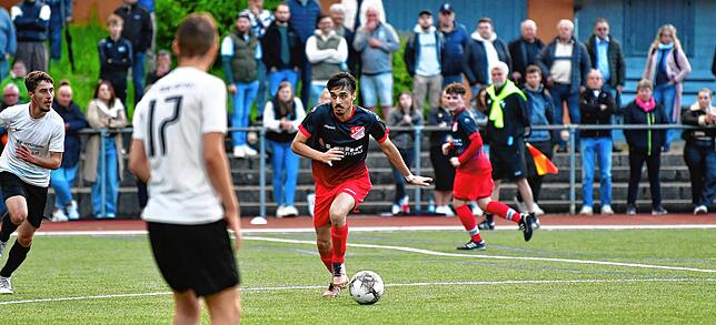 Kampfgeist: Steter Antreiber im Mittelfeld des FC Schönau war Yasin Demirci (Mitte), doch zu echten Torchancen reichten seine Aktionen ...