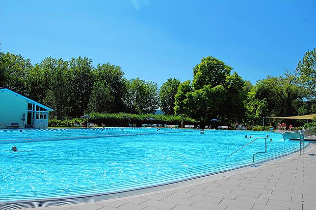 Das Schwimmbad bietet ein 50-Meter-Schwimmbecken mit Schwimmbahnen, ein Nichtschwimmerbecken und ein Kinderbecken.