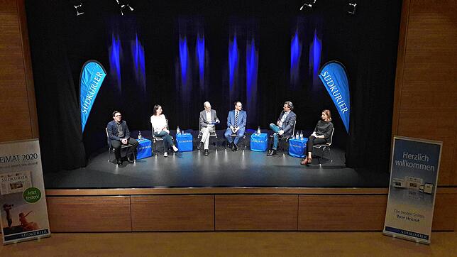 Auf dem SÜDKURIER-Podium zur Bürgermeisterwahl in Uhldingen-Mühlhofen (von links): Dominik Männle, Nadine Bohn, Moderator Stefan Hilser, ...