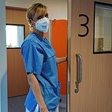 Die Intensivpflegerin Kim Wende an der Schleuse zum Isolierzimmer der Intensivstation, wo eine Covid-Patientin liegt. Die 28-Jährige ...