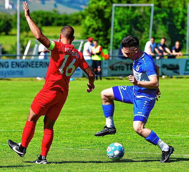 Tanz-Einlage: Bruno Golic (rechts) war beim 8:1-Sieg des FC Erzingen gegen den FC Tiengen 08 auch von Labinot Halili (Nr. 16) nicht zu ...