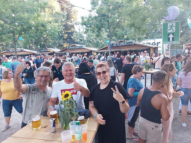 Treffpunkt: Im Stadtgarten ist beste Stimmung beim Seenachtfest. Viele nutzen die Zeit vor dem Feuerwerk, um entspannt etwas zu essen ...