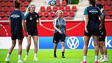 Bundestrainerin Martina Voss-Tecklenburg (Mitte) muss vor der WM noch an einigen Stellschrauben drehen.