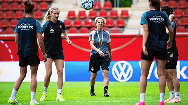 Bundestrainerin Martina Voss-Tecklenburg (Mitte) muss vor der WM noch an einigen Stellschrauben drehen.