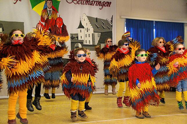 Von den 50 Güggel-Kindern tanzten die ein- bis achtjährigen beim Zunftmeisterempfang auf der Bühne, die anderen waren beim Arbeitseinsatz.