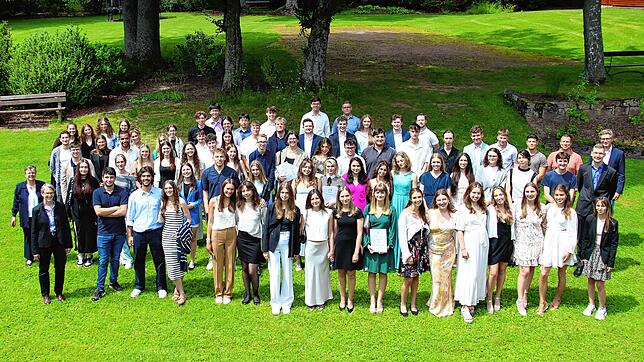 85 Absolventinnen und Absolventen der beruflichen und allgemeinbildenden Zinzendorfgymnasien haben das Abitur in der Tasche.