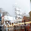 Im Konstanzer Landgericht muss sich ein Mann für zahlreiche Taten verantworten. Zwei Mitangeklagte erscheinen nicht vor Gericht.
