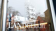 Im Konstanzer Landgericht muss sich ein Mann für zahlreiche Taten verantworten. Zwei Mitangeklagte erscheinen nicht vor Gericht.