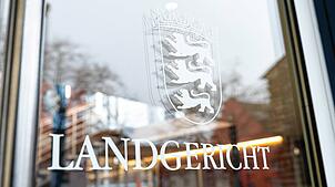 Im Konstanzer Landgericht muss sich ein Mann für zahlreiche Taten verantworten. Zwei Mitangeklagte erscheinen nicht vor Gericht.