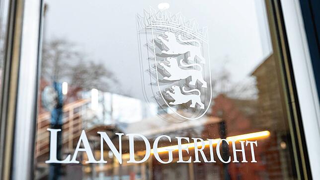 Im Konstanzer Landgericht muss sich ein Mann für zahlreiche Taten verantworten. Zwei Mitangeklagte erscheinen nicht vor Gericht.