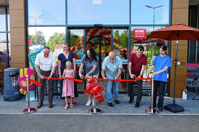 Mit dem symbolischen Durchschneiden des Bandes wird der Zugang zum neuen Rewe-Markt im Gewerbegebiet Reboul offiziell freigegeben. Das ...