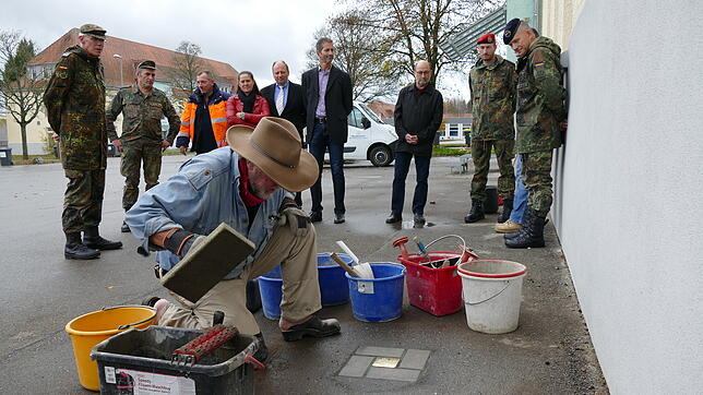 Im &bdquo;bewusst kleinen Gästekreis&ldquo; setzte der Künstler seinen ersten Stolperstein in einer militärischen Liegenschaft.