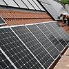 Zwei Installateure montieren Solarpanels für eine Photovoltaik-Anlage auf dem Hausdach einer Markdorfer Familie (Archivbild).