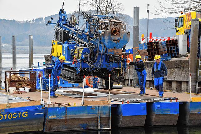 Bild 28: Bilder vom Zusammenbau einer Bohrplattform im Bodmaner Hafen