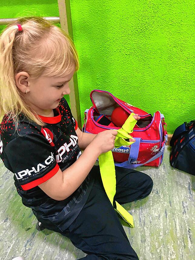 Chiara (5) aus Pfullendorf wickelt sich die Box-Bandage von der Hand.