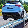 Das Auto bleibt auf der Leitplanke stehen.