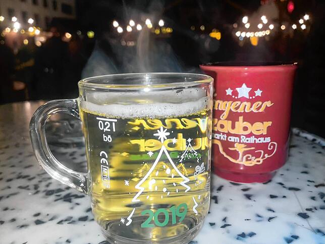 Bei den vielen Bierbänken und Stehtischen findet jeder ein Plätzchen zum Verweilen.