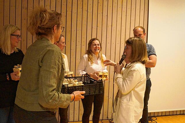 Bei den engagierten Bürgern, hier Birgit Hagg, Theresia Ziegler, Johanna Hiller und Johannes Michel bedankten sich bei Christa Balser ...
