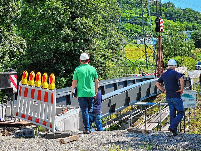 Bild 16: Die neue Brücke über die Schlücht ist da! Das sind die Bilder vom Aufbau