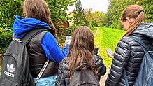 Das Handy gehört heute zum Schülerleben dazu. Ist es öfter aus, sorgt dies für glücklichere Kinder, sagt zumindest eine neue Studie.